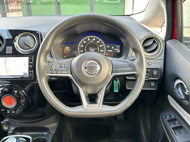 日産 ノート e－パワー X Vセレクション 岐阜県 2020(令2)年 3.5万km ガーネットレッド 登録時走行距離34696km/全方位モニター/デジタルインナーミラー/純正ナビ/ワンセグＴＶ/純正アルミホイール/レーンキープアシスト/コーナーセンサー/ＬＥＤヘッドライト/オートライト/衝突被害軽減システム/プッシュスタート/スマートキー/ETC/Bluetooth接続/CDチェンジャー/社外フロアマット/ドアバイザー/アイドリングストップ