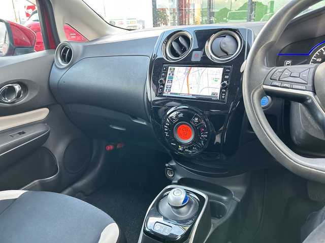 日産 ノート e－パワー X Vセレクション 岐阜県 2020(令2)年 3.5万km ガーネットレッド 登録時走行距離34696km/全方位モニター/デジタルインナーミラー/純正ナビ/ワンセグＴＶ/純正アルミホイール/レーンキープアシスト/コーナーセンサー/ＬＥＤヘッドライト/オートライト/衝突被害軽減システム/プッシュスタート/スマートキー/ETC/Bluetooth接続/CDチェンジャー/社外フロアマット/ドアバイザー/アイドリングストップ