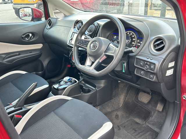 日産 ノート e－パワー X Vセレクション 岐阜県 2020(令2)年 3.5万km ガーネットレッド 登録時走行距離34696km/全方位モニター/デジタルインナーミラー/純正ナビ/ワンセグＴＶ/純正アルミホイール/レーンキープアシスト/コーナーセンサー/ＬＥＤヘッドライト/オートライト/衝突被害軽減システム/プッシュスタート/スマートキー/ETC/Bluetooth接続/CDチェンジャー/社外フロアマット/ドアバイザー/アイドリングストップ