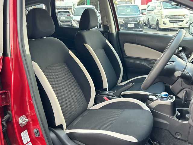 日産 ノート e－パワー X Vセレクション 岐阜県 2020(令2)年 3.5万km ガーネットレッド 登録時走行距離34696km/全方位モニター/デジタルインナーミラー/純正ナビ/ワンセグＴＶ/純正アルミホイール/レーンキープアシスト/コーナーセンサー/ＬＥＤヘッドライト/オートライト/衝突被害軽減システム/プッシュスタート/スマートキー/ETC/Bluetooth接続/CDチェンジャー/社外フロアマット/ドアバイザー/アイドリングストップ