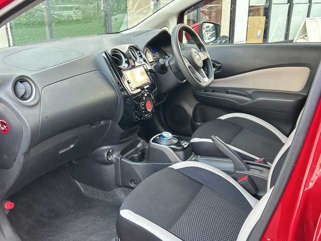 日産 ノート e－パワー X Vセレクション 岐阜県 2020(令2)年 3.5万km ガーネットレッド 登録時走行距離34696km/全方位モニター/デジタルインナーミラー/純正ナビ/ワンセグＴＶ/純正アルミホイール/レーンキープアシスト/コーナーセンサー/ＬＥＤヘッドライト/オートライト/衝突被害軽減システム/プッシュスタート/スマートキー/ETC/Bluetooth接続/CDチェンジャー/社外フロアマット/ドアバイザー/アイドリングストップ