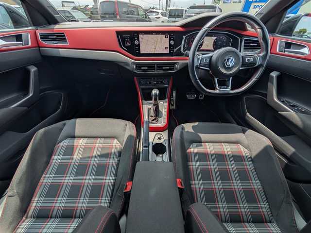 フォルクスワーゲン ポロＧＴＩ 福井県 2019(平31)年 4.8万km ディープブラックパールエフェクト 純正17インチAW/ETC2.0/デジタルインナーミラー/ワイヤレス充電/パドルシフト/前後コーナーセンサー/前後ドライブレコーダー/アダプティブクルーズコントロール/パーキングアシスト/LEDヘッドライト/R・Fフォグ/バックカメラ/純正ナビ（CD/DVD/BT/USB）/衝突被害軽減システム/横滑り防止装置/盗難防止装置/ダブル＋サイドエアバッグ/カーテンエアバッグ/アイドリングストップ/スマートキー