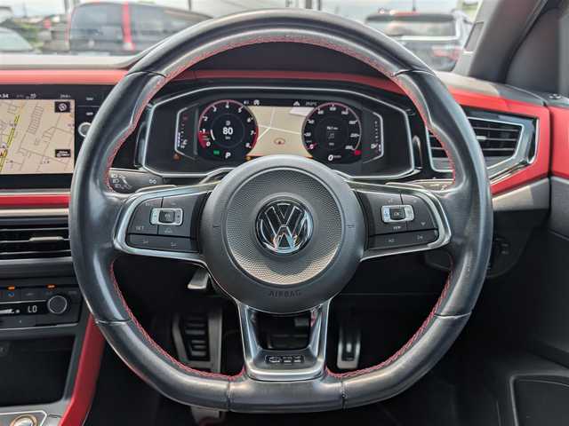 フォルクスワーゲン ポロＧＴＩ 福井県 2019(平31)年 4.8万km ディープブラックパールエフェクト 純正17インチAW/ETC2.0/デジタルインナーミラー/ワイヤレス充電/パドルシフト/前後コーナーセンサー/前後ドライブレコーダー/アダプティブクルーズコントロール/パーキングアシスト/LEDヘッドライト/R・Fフォグ/バックカメラ/純正ナビ（CD/DVD/BT/USB）/衝突被害軽減システム/横滑り防止装置/盗難防止装置/ダブル＋サイドエアバッグ/カーテンエアバッグ/アイドリングストップ/スマートキー