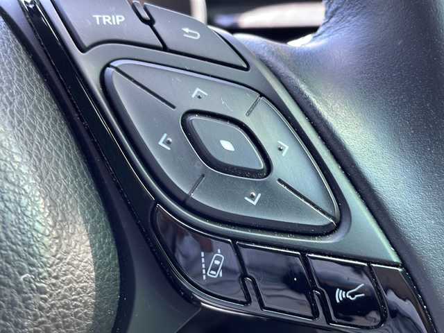 トヨタ Ｃ－ＨＲ G－T 大阪府 2022(令4)年 2.3万km ブラックマイカ ワンオーナー/ディスプレイオーディオ/・AM/FM/Bluetooth/ETC/クルーズコントロール/衝突軽減ブレーキ/レーンキープアシスト/ブラインドスポットモニター/横滑り防止装置/電動パーキングブレーキ/コーナーセンサー/シートヒーター（D席+N席）/LEDヘッドライト/オートマチックハイビーム/オートライト/オートエアコン/プッシュスタートボタン/スマートキー×2/ステアリングリモコン/純正18インチアルミホイール/12V充電器/USBジャック/純正フロアマット/ドアバイザー/保証書/取扱説明書