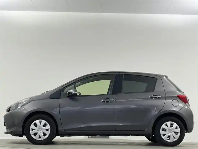 トヨタ ヴィッツ F 埼玉県 2015(平27)年 2.5万km グレーメタリック 純正ナビ　Ｂｌｕｅｔｏｏｔｈ　ＡＵＸ　バックカメラ　ＴＶ　CD　アイドリングストップ　純正フロアマット　スペアキー