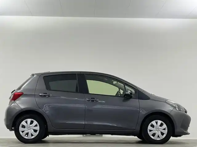 トヨタ ヴィッツ F 埼玉県 2015(平27)年 2.5万km グレーメタリック 純正ナビ　Ｂｌｕｅｔｏｏｔｈ　ＡＵＸ　バックカメラ　ＴＶ　CD　アイドリングストップ　純正フロアマット　スペアキー