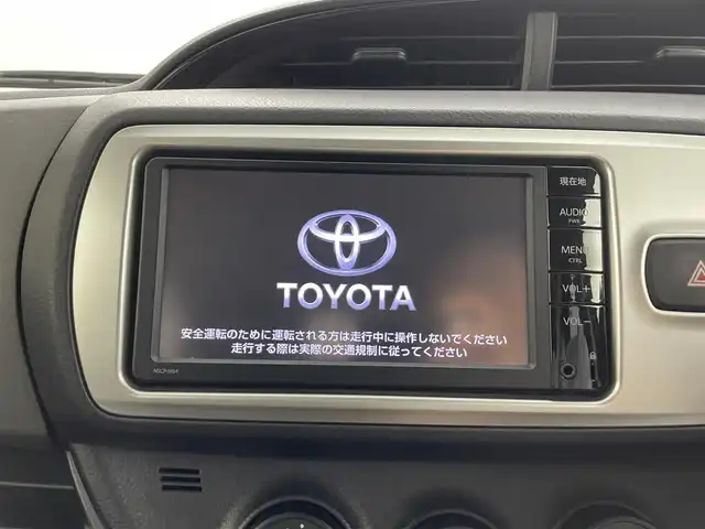トヨタ ヴィッツ F 埼玉県 2015(平27)年 2.5万km グレーメタリック 純正ナビ　Ｂｌｕｅｔｏｏｔｈ　ＡＵＸ　バックカメラ　ＴＶ　CD　アイドリングストップ　純正フロアマット　スペアキー