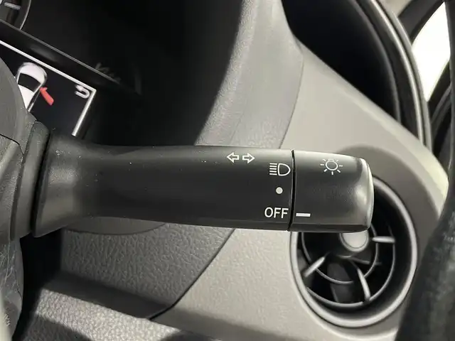 トヨタ ヴィッツ F 埼玉県 2015(平27)年 2.5万km グレーメタリック 純正ナビ　Ｂｌｕｅｔｏｏｔｈ　ＡＵＸ　バックカメラ　ＴＶ　CD　アイドリングストップ　純正フロアマット　スペアキー