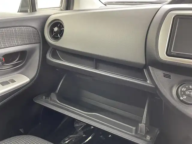 トヨタ ヴィッツ F 埼玉県 2015(平27)年 2.5万km グレーメタリック 純正ナビ　Ｂｌｕｅｔｏｏｔｈ　ＡＵＸ　バックカメラ　ＴＶ　CD　アイドリングストップ　純正フロアマット　スペアキー