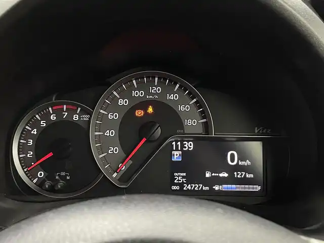 トヨタ ヴィッツ F 埼玉県 2015(平27)年 2.5万km グレーメタリック 純正ナビ　Ｂｌｕｅｔｏｏｔｈ　ＡＵＸ　バックカメラ　ＴＶ　CD　アイドリングストップ　純正フロアマット　スペアキー