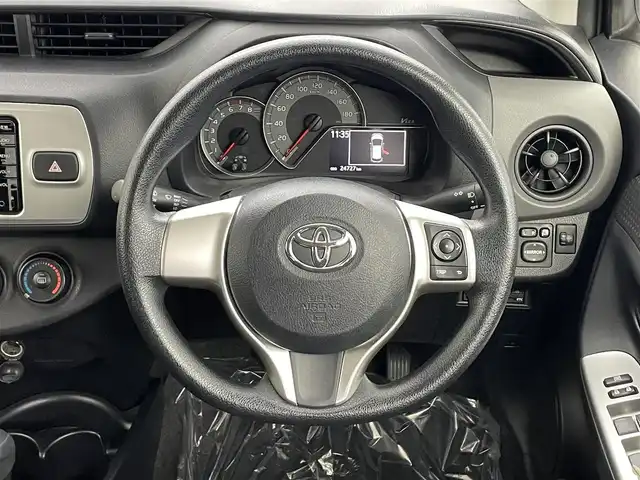 トヨタ ヴィッツ F 埼玉県 2015(平27)年 2.5万km グレーメタリック 純正ナビ　Ｂｌｕｅｔｏｏｔｈ　ＡＵＸ　バックカメラ　ＴＶ　CD　アイドリングストップ　純正フロアマット　スペアキー