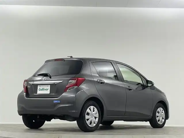 トヨタ ヴィッツ F 埼玉県 2015(平27)年 2.5万km グレーメタリック 純正ナビ　Ｂｌｕｅｔｏｏｔｈ　ＡＵＸ　バックカメラ　ＴＶ　CD　アイドリングストップ　純正フロアマット　スペアキー