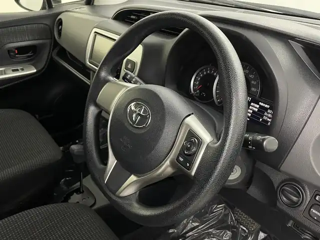 トヨタ ヴィッツ F 埼玉県 2015(平27)年 2.5万km グレーメタリック 純正ナビ　Ｂｌｕｅｔｏｏｔｈ　ＡＵＸ　バックカメラ　ＴＶ　CD　アイドリングストップ　純正フロアマット　スペアキー