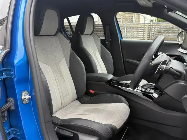 プジョー ２０８ GT ライン 三重県 2020(令2)年 1.2万km 青Ⅱ ♪ワンオーナー /♪走行11592km/♪ターボ/♪ブラックルーフ/アクティブセーフティブレーキ/レーンキープアシスト/ブラインドスポットモニター/アダプティブクルーズコントロール/インテリジェントハイビーム/パーキングセンサー/スマートキー×2/プッシュスタート/純正ディスプレイオーディオ/・USB・Bluetoothオーディオ/・Apple Car Play/・Android Auto/・バックカメラ/ドライブレコーダー/ワイヤレス充電/ハーフレザーシート/純正17インチAW/LEDヘッドライト/リアフォグライト/オートライト/オートワイパー/ウィンカーミラー/オートリトラクタブルミラー/スペアタイヤ/革巻ステアリング/ステアリングスイッチ/パドルシフト/プライバシーガラス/フロアマット/ETC/サイド/カーテンエアバック