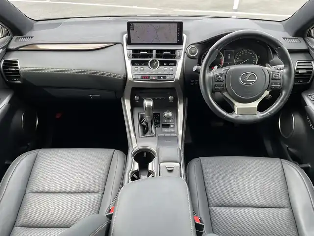 レクサス ＮＸ 300 スパイス&シック 群馬県 2021(令3)年 4.3万km グラファイトブラックガラスフレーク パノラマルーフ/純正10.3インチワイドナビ/（CD/DVD/SD/Bluetooth/USB/Miracast）/フルセグテレビ/バックカメラ/セーフティシステムプラス/・プリクラッシュセーフティシステム/・レーントレーシングアシスト/・アダプティブハイビームシステム/・レーダークルーズコントロール/・ロードサインアシスト/・先行車発進告知機能/ブラインドスポットモニター/リアクロストラフィックアラート/パーキングサポートブレーキ/ハンズフリーパワーバックドア/角型三眼LEDヘッドランプ/ボディ同色フェンダーアーチモール/黒レザーシート/シートヒーター/エアシート/パワーシート/シートメモリー/保証書/取扱説明書/カードキーあり