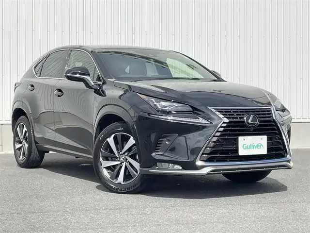 レクサス ＮＸ 300 スパイス&シック 群馬県 2021(令3)年 4.3万km グラファイトブラックガラスフレーク パノラマルーフ/純正10.3インチワイドナビ/（CD/DVD/SD/Bluetooth/USB/Miracast）/フルセグテレビ/バックカメラ/セーフティシステムプラス/・プリクラッシュセーフティシステム/・レーントレーシングアシスト/・アダプティブハイビームシステム/・レーダークルーズコントロール/・ロードサインアシスト/・先行車発進告知機能/ブラインドスポットモニター/リアクロストラフィックアラート/パーキングサポートブレーキ/ハンズフリーパワーバックドア/角型三眼LEDヘッドランプ/ボディ同色フェンダーアーチモール/黒レザーシート/シートヒーター/エアシート/パワーシート/シートメモリー/保証書/取扱説明書/カードキーあり
