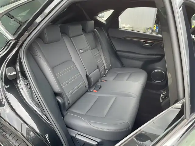 レクサス ＮＸ 300 スパイス&シック 群馬県 2021(令3)年 4.3万km グラファイトブラックガラスフレーク パノラマルーフ/純正10.3インチワイドナビ/（CD/DVD/SD/Bluetooth/USB/Miracast）/フルセグテレビ/バックカメラ/セーフティシステムプラス/・プリクラッシュセーフティシステム/・レーントレーシングアシスト/・アダプティブハイビームシステム/・レーダークルーズコントロール/・ロードサインアシスト/・先行車発進告知機能/ブラインドスポットモニター/リアクロストラフィックアラート/パーキングサポートブレーキ/ハンズフリーパワーバックドア/角型三眼LEDヘッドランプ/ボディ同色フェンダーアーチモール/黒レザーシート/シートヒーター/エアシート/パワーシート/シートメモリー/保証書/取扱説明書/カードキーあり