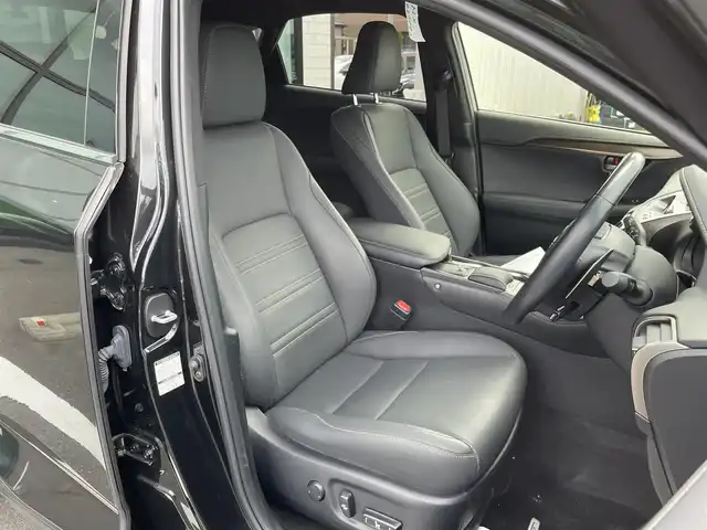 レクサス ＮＸ 300 スパイス&シック 群馬県 2021(令3)年 4.3万km グラファイトブラックガラスフレーク パノラマルーフ/純正10.3インチワイドナビ/（CD/DVD/SD/Bluetooth/USB/Miracast）/フルセグテレビ/バックカメラ/セーフティシステムプラス/・プリクラッシュセーフティシステム/・レーントレーシングアシスト/・アダプティブハイビームシステム/・レーダークルーズコントロール/・ロードサインアシスト/・先行車発進告知機能/ブラインドスポットモニター/リアクロストラフィックアラート/パーキングサポートブレーキ/ハンズフリーパワーバックドア/角型三眼LEDヘッドランプ/ボディ同色フェンダーアーチモール/黒レザーシート/シートヒーター/エアシート/パワーシート/シートメモリー/保証書/取扱説明書/カードキーあり