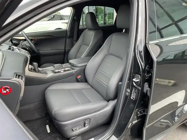 レクサス ＮＸ 300 スパイス&シック 群馬県 2021(令3)年 4.3万km グラファイトブラックガラスフレーク パノラマルーフ/純正10.3インチワイドナビ/（CD/DVD/SD/Bluetooth/USB/Miracast）/フルセグテレビ/バックカメラ/セーフティシステムプラス/・プリクラッシュセーフティシステム/・レーントレーシングアシスト/・アダプティブハイビームシステム/・レーダークルーズコントロール/・ロードサインアシスト/・先行車発進告知機能/ブラインドスポットモニター/リアクロストラフィックアラート/パーキングサポートブレーキ/ハンズフリーパワーバックドア/角型三眼LEDヘッドランプ/ボディ同色フェンダーアーチモール/黒レザーシート/シートヒーター/エアシート/パワーシート/シートメモリー/保証書/取扱説明書/カードキーあり