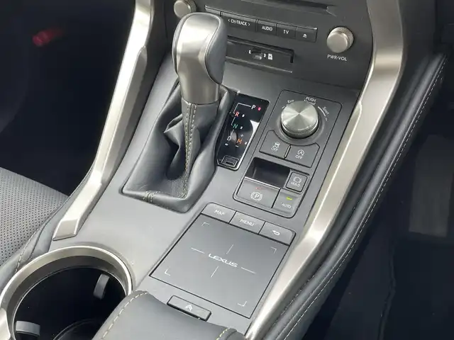 レクサス ＮＸ 300 スパイス&シック 群馬県 2021(令3)年 4.3万km グラファイトブラックガラスフレーク パノラマルーフ/純正10.3インチワイドナビ/（CD/DVD/SD/Bluetooth/USB/Miracast）/フルセグテレビ/バックカメラ/セーフティシステムプラス/・プリクラッシュセーフティシステム/・レーントレーシングアシスト/・アダプティブハイビームシステム/・レーダークルーズコントロール/・ロードサインアシスト/・先行車発進告知機能/ブラインドスポットモニター/リアクロストラフィックアラート/パーキングサポートブレーキ/ハンズフリーパワーバックドア/角型三眼LEDヘッドランプ/ボディ同色フェンダーアーチモール/黒レザーシート/シートヒーター/エアシート/パワーシート/シートメモリー/保証書/取扱説明書/カードキーあり