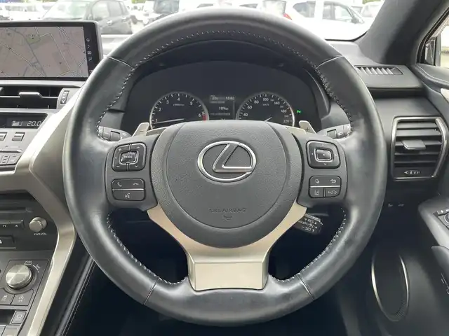 レクサス ＮＸ 300 スパイス&シック 群馬県 2021(令3)年 4.3万km グラファイトブラックガラスフレーク パノラマルーフ/純正10.3インチワイドナビ/（CD/DVD/SD/Bluetooth/USB/Miracast）/フルセグテレビ/バックカメラ/セーフティシステムプラス/・プリクラッシュセーフティシステム/・レーントレーシングアシスト/・アダプティブハイビームシステム/・レーダークルーズコントロール/・ロードサインアシスト/・先行車発進告知機能/ブラインドスポットモニター/リアクロストラフィックアラート/パーキングサポートブレーキ/ハンズフリーパワーバックドア/角型三眼LEDヘッドランプ/ボディ同色フェンダーアーチモール/黒レザーシート/シートヒーター/エアシート/パワーシート/シートメモリー/保証書/取扱説明書/カードキーあり