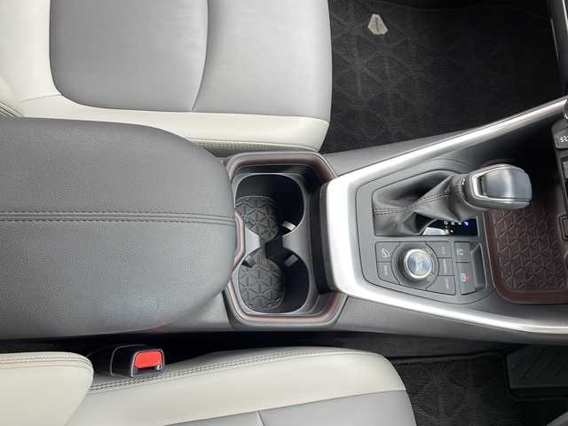 トヨタ ＲＡＶ４ G Zパッケージ 大阪府 2021(令3)年 2.1万km センシュアルレッドマイカ ワンオーナー/純正ディスプレイオーディオ/・AM/FM/Bluetooth/・フルセグテレビ/全周囲カメラ/ビルトインETC/前後ドライブレコーダー/レーダークルーズコントロール/衝突軽減ブレーキ/レーンキープアシスト/ブラインドスポットモニター/横滑り防止装置/盗難防止装置/電動パーキングブレーキ/前後コーナーセンサー/メモリシート（D席）/パワーシート（D席）/シートヒーター（D席+N席）/LEDヘッドライト/オートマチックハイビーム/オートライト/オートエアコン/プッシュスタートボタン/スマートキー×2/ステアリングリモコン/革巻きステアリング/ステアリングヒーター/純正19インチアルミホイール/12V充電器/USBジャック/純正フロアマット/保証書/取扱説明書