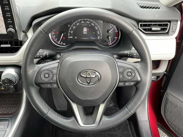トヨタ ＲＡＶ４ G Zパッケージ 大阪府 2021(令3)年 2.1万km センシュアルレッドマイカ ワンオーナー/純正ディスプレイオーディオ/・AM/FM/Bluetooth/・フルセグテレビ/全周囲カメラ/ビルトインETC/前後ドライブレコーダー/レーダークルーズコントロール/衝突軽減ブレーキ/レーンキープアシスト/ブラインドスポットモニター/横滑り防止装置/盗難防止装置/電動パーキングブレーキ/前後コーナーセンサー/メモリシート（D席）/パワーシート（D席）/シートヒーター（D席+N席）/LEDヘッドライト/オートマチックハイビーム/オートライト/オートエアコン/プッシュスタートボタン/スマートキー×2/ステアリングリモコン/革巻きステアリング/ステアリングヒーター/純正19インチアルミホイール/12V充電器/USBジャック/純正フロアマット/保証書/取扱説明書