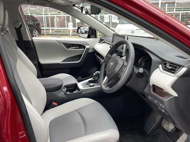 トヨタ ＲＡＶ４ G Zパッケージ 大阪府 2021(令3)年 2.1万km センシュアルレッドマイカ ワンオーナー/純正ディスプレイオーディオ/・AM/FM/Bluetooth/・フルセグテレビ/全周囲カメラ/ビルトインETC/前後ドライブレコーダー/レーダークルーズコントロール/衝突軽減ブレーキ/レーンキープアシスト/ブラインドスポットモニター/横滑り防止装置/盗難防止装置/電動パーキングブレーキ/前後コーナーセンサー/メモリシート（D席）/パワーシート（D席）/シートヒーター（D席+N席）/LEDヘッドライト/オートマチックハイビーム/オートライト/オートエアコン/プッシュスタートボタン/スマートキー×2/ステアリングリモコン/革巻きステアリング/ステアリングヒーター/純正19インチアルミホイール/12V充電器/USBジャック/純正フロアマット/保証書/取扱説明書