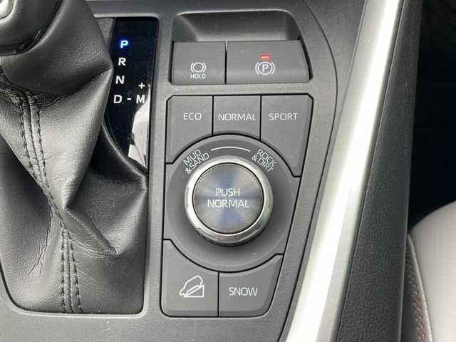 トヨタ ＲＡＶ４ G Zパッケージ 大阪府 2021(令3)年 2.1万km センシュアルレッドマイカ ワンオーナー/純正ディスプレイオーディオ/・AM/FM/Bluetooth/・フルセグテレビ/全周囲カメラ/ビルトインETC/前後ドライブレコーダー/レーダークルーズコントロール/衝突軽減ブレーキ/レーンキープアシスト/ブラインドスポットモニター/横滑り防止装置/盗難防止装置/電動パーキングブレーキ/前後コーナーセンサー/メモリシート（D席）/パワーシート（D席）/シートヒーター（D席+N席）/LEDヘッドライト/オートマチックハイビーム/オートライト/オートエアコン/プッシュスタートボタン/スマートキー×2/ステアリングリモコン/革巻きステアリング/ステアリングヒーター/純正19インチアルミホイール/12V充電器/USBジャック/純正フロアマット/保証書/取扱説明書