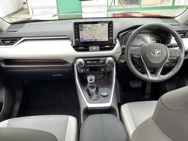 トヨタ ＲＡＶ４ G Zパッケージ 大阪府 2021(令3)年 2.1万km センシュアルレッドマイカ ワンオーナー/純正ディスプレイオーディオ/・AM/FM/Bluetooth/・フルセグテレビ/全周囲カメラ/ビルトインETC/前後ドライブレコーダー/レーダークルーズコントロール/衝突軽減ブレーキ/レーンキープアシスト/ブラインドスポットモニター/横滑り防止装置/盗難防止装置/電動パーキングブレーキ/前後コーナーセンサー/メモリシート（D席）/パワーシート（D席）/シートヒーター（D席+N席）/LEDヘッドライト/オートマチックハイビーム/オートライト/オートエアコン/プッシュスタートボタン/スマートキー×2/ステアリングリモコン/革巻きステアリング/ステアリングヒーター/純正19インチアルミホイール/12V充電器/USBジャック/純正フロアマット/保証書/取扱説明書
