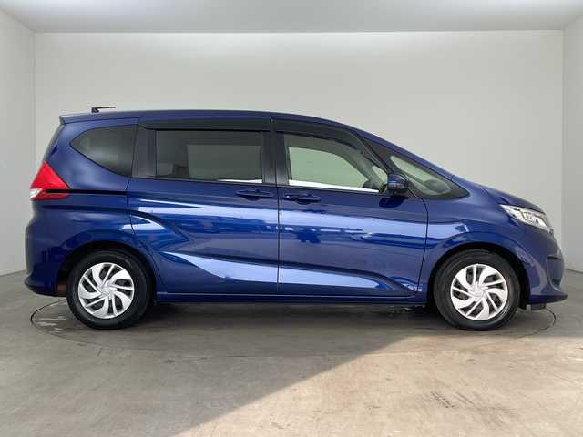 ホンダ フリード G ホンダセンシング 兵庫県 2017(平29)年 7.7万km コバルトブルーパール ・純正ナビ/CD/AM/FM/SD/TV/・バックカメラ/・ホンダセンシング/・衝突軽減ブレーキ/・誤発進抑制機能/・車線維持支援システム/・路外逸脱抑制機能/・先行車発進お知らせ機能/・標識認識機能/・アダプティブクルーズコントロール/・両側パワースライドドア/・純正フロアマット/・ビルトインETC/・LEDヘッドライト/・スマートキー