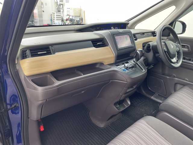 ホンダ フリード G ホンダセンシング 兵庫県 2017(平29)年 7.7万km コバルトブルーパール ・純正ナビ/CD/AM/FM/SD/TV/・バックカメラ/・ホンダセンシング/・衝突軽減ブレーキ/・誤発進抑制機能/・車線維持支援システム/・路外逸脱抑制機能/・先行車発進お知らせ機能/・標識認識機能/・アダプティブクルーズコントロール/・両側パワースライドドア/・純正フロアマット/・ビルトインETC/・LEDヘッドライト/・スマートキー