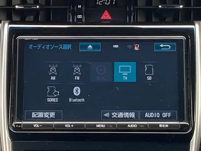 トヨタ ハリアー プレミアム 千葉県 2017(平29)年 6.8万km ホワイトパールクリスタルシャイン 純正9インチナビ/(フルセグTV/BT/CD/DVDFM/AM)/バックカメラ/ドライブレコーダー/衝突被害軽減システム/車線逸脱警報/クルーズコントロール/横滑り防止装置/ETC/アイドリングストップ/LEDヘッドライト/フォグランプ/オートライト/ウィンカーミラー/電動格納ミラー/純正18インチAW/シートリフター/プッシュスタート/スマートキー/フロアマット/ドアバイザー/スペアキー/カードキー/取扱説明書/保証書