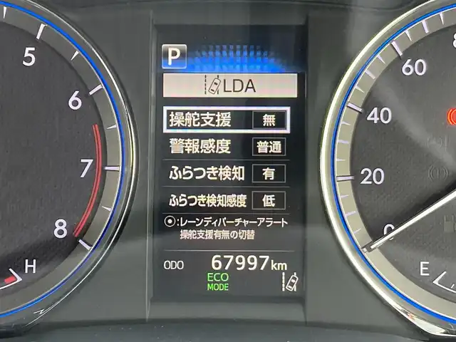 トヨタ ハリアー プレミアム 千葉県 2017(平29)年 6.8万km ホワイトパールクリスタルシャイン 純正9インチナビ/(フルセグTV/BT/CD/DVDFM/AM)/バックカメラ/ドライブレコーダー/衝突被害軽減システム/車線逸脱警報/クルーズコントロール/横滑り防止装置/ETC/アイドリングストップ/LEDヘッドライト/フォグランプ/オートライト/ウィンカーミラー/電動格納ミラー/純正18インチAW/シートリフター/プッシュスタート/スマートキー/フロアマット/ドアバイザー/スペアキー/カードキー/取扱説明書/保証書