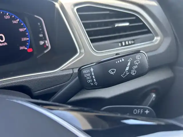 フォルクスワーゲン Ｔ－ロック 滋賀県 2021(令3)年 3.1万km 赤 ACC/LKA/17インチAW/ブラックルーフ/LEDヘッドライト/ETC/純正ナビ/バックカメラ/ブラインドスポットアシスト/パワーバックドア/プッシュスタート
