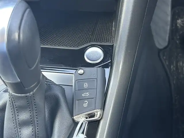 フォルクスワーゲン Ｔ－ロック 滋賀県 2021(令3)年 3.1万km 赤 ACC/LKA/17インチAW/ブラックルーフ/LEDヘッドライト/ETC/純正ナビ/バックカメラ/ブラインドスポットアシスト/パワーバックドア/プッシュスタート