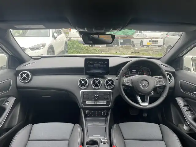 メルセデス・ベンツ Ａ１８０ AMG スタイル 東京都 2018(平30)年 0.1万km カルサイトホワイト 登録時走行距離492km/ワンオーナー/ターボ/純正HDDナビ/ (フルセグTV/Bluetooth/SD)/バックカメラ/ETC/ハーフレザーシート/前席シートヒーター/レーダーセーフティーパッケージ/・アクティブディスタンスアシストディストロニック(全自動再発進機能付)/・アクティブブレーキアシスト(歩行者/飛び出し検知機能付)/・アクティブブラインドスポットアシスト/・アクティブレーンキーピングアシスト/オートマチックハイビーム/横滑り防止装置/純正18インチアルミホイール/スマートキー/純正LEDヘッドライト/パドルシフト/純正フロアマット/カーテンエアバック/スペアキー1本/保証書/取扱説明書