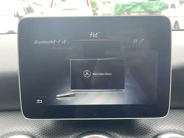 メルセデス・ベンツ Ａ１８０ AMG スタイル 東京都 2018(平30)年 0.1万km カルサイトホワイト 登録時走行距離492km/ワンオーナー/ターボ/純正HDDナビ/ (フルセグTV/Bluetooth/SD)/バックカメラ/ETC/ハーフレザーシート/前席シートヒーター/レーダーセーフティーパッケージ/・アクティブディスタンスアシストディストロニック(全自動再発進機能付)/・アクティブブレーキアシスト(歩行者/飛び出し検知機能付)/・アクティブブラインドスポットアシスト/・アクティブレーンキーピングアシスト/オートマチックハイビーム/横滑り防止装置/純正18インチアルミホイール/スマートキー/純正LEDヘッドライト/パドルシフト/純正フロアマット/カーテンエアバック/スペアキー1本/保証書/取扱説明書