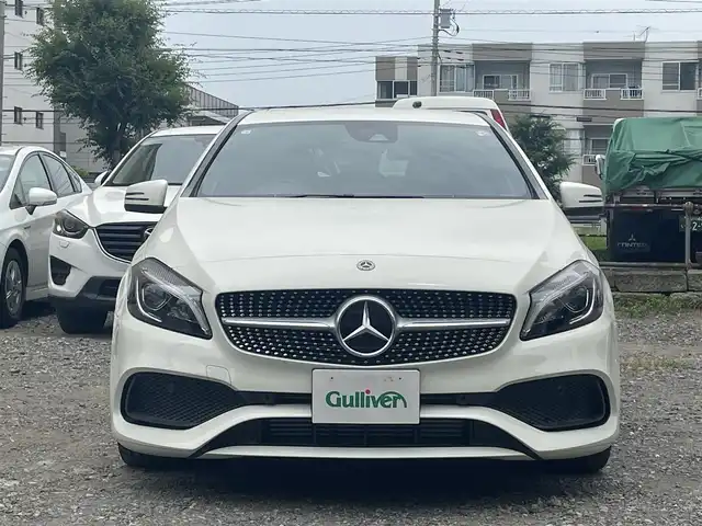 メルセデス・ベンツ Ａ１８０ AMG スタイル 東京都 2018(平30)年 0.1万km カルサイトホワイト 登録時走行距離492km/ワンオーナー/ターボ/純正HDDナビ/ (フルセグTV/Bluetooth/SD)/バックカメラ/ETC/ハーフレザーシート/前席シートヒーター/レーダーセーフティーパッケージ/・アクティブディスタンスアシストディストロニック(全自動再発進機能付)/・アクティブブレーキアシスト(歩行者/飛び出し検知機能付)/・アクティブブラインドスポットアシスト/・アクティブレーンキーピングアシスト/オートマチックハイビーム/横滑り防止装置/純正18インチアルミホイール/スマートキー/純正LEDヘッドライト/パドルシフト/純正フロアマット/カーテンエアバック/スペアキー1本/保証書/取扱説明書