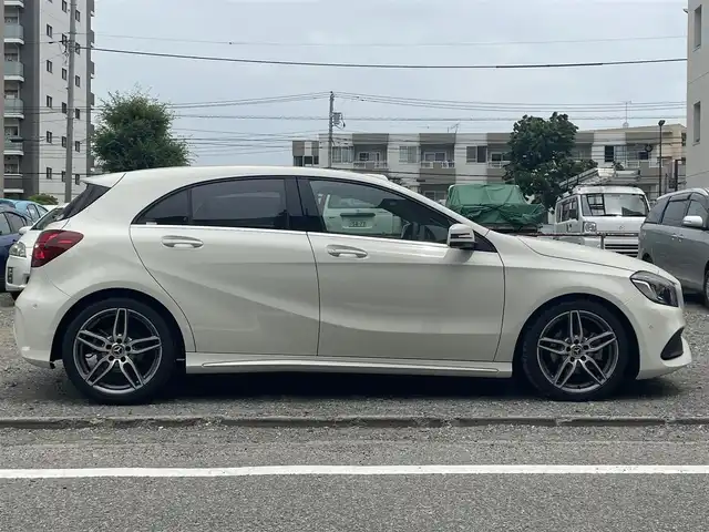メルセデス・ベンツ Ａ１８０ AMG スタイル 東京都 2018(平30)年 0.1万km カルサイトホワイト 登録時走行距離492km/ワンオーナー/ターボ/純正HDDナビ/ (フルセグTV/Bluetooth/SD)/バックカメラ/ETC/ハーフレザーシート/前席シートヒーター/レーダーセーフティーパッケージ/・アクティブディスタンスアシストディストロニック(全自動再発進機能付)/・アクティブブレーキアシスト(歩行者/飛び出し検知機能付)/・アクティブブラインドスポットアシスト/・アクティブレーンキーピングアシスト/オートマチックハイビーム/横滑り防止装置/純正18インチアルミホイール/スマートキー/純正LEDヘッドライト/パドルシフト/純正フロアマット/カーテンエアバック/スペアキー1本/保証書/取扱説明書