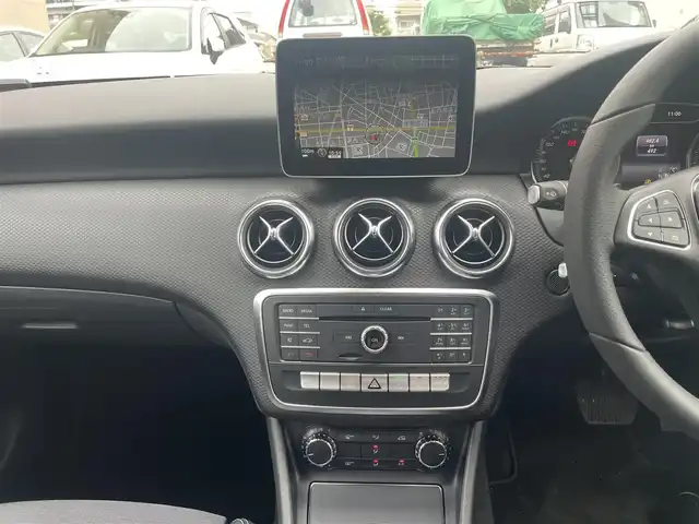 メルセデス・ベンツ Ａ１８０ AMG スタイル 東京都 2018(平30)年 0.1万km カルサイトホワイト 登録時走行距離492km/ワンオーナー/ターボ/純正HDDナビ/ (フルセグTV/Bluetooth/SD)/バックカメラ/ETC/ハーフレザーシート/前席シートヒーター/レーダーセーフティーパッケージ/・アクティブディスタンスアシストディストロニック(全自動再発進機能付)/・アクティブブレーキアシスト(歩行者/飛び出し検知機能付)/・アクティブブラインドスポットアシスト/・アクティブレーンキーピングアシスト/オートマチックハイビーム/横滑り防止装置/純正18インチアルミホイール/スマートキー/純正LEDヘッドライト/パドルシフト/純正フロアマット/カーテンエアバック/スペアキー1本/保証書/取扱説明書