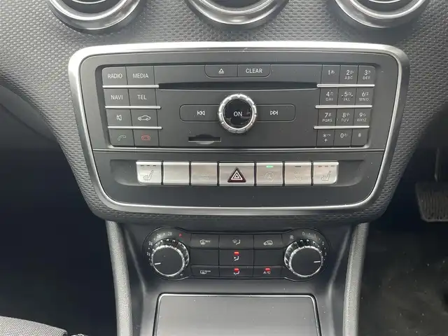 メルセデス・ベンツ Ａ１８０ AMG スタイル 東京都 2018(平30)年 0.1万km カルサイトホワイト 登録時走行距離492km/ワンオーナー/ターボ/純正HDDナビ/ (フルセグTV/Bluetooth/SD)/バックカメラ/ETC/ハーフレザーシート/前席シートヒーター/レーダーセーフティーパッケージ/・アクティブディスタンスアシストディストロニック(全自動再発進機能付)/・アクティブブレーキアシスト(歩行者/飛び出し検知機能付)/・アクティブブラインドスポットアシスト/・アクティブレーンキーピングアシスト/オートマチックハイビーム/横滑り防止装置/純正18インチアルミホイール/スマートキー/純正LEDヘッドライト/パドルシフト/純正フロアマット/カーテンエアバック/スペアキー1本/保証書/取扱説明書