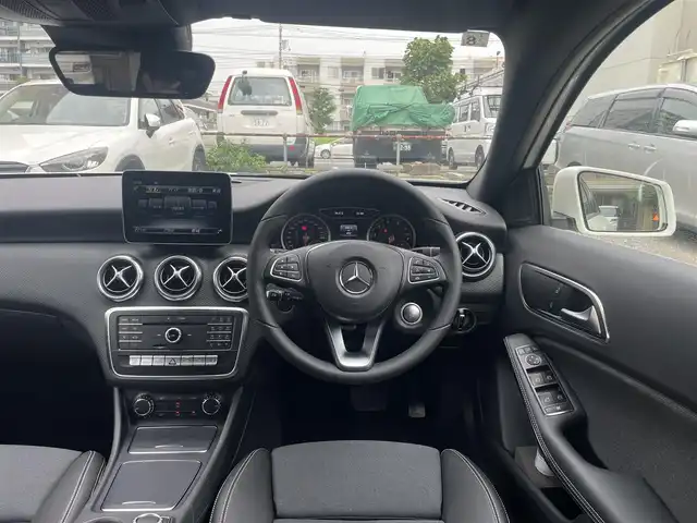 メルセデス・ベンツ Ａ１８０ AMG スタイル 東京都 2018(平30)年 0.1万km カルサイトホワイト 登録時走行距離492km/ワンオーナー/ターボ/純正HDDナビ/ (フルセグTV/Bluetooth/SD)/バックカメラ/ETC/ハーフレザーシート/前席シートヒーター/レーダーセーフティーパッケージ/・アクティブディスタンスアシストディストロニック(全自動再発進機能付)/・アクティブブレーキアシスト(歩行者/飛び出し検知機能付)/・アクティブブラインドスポットアシスト/・アクティブレーンキーピングアシスト/オートマチックハイビーム/横滑り防止装置/純正18インチアルミホイール/スマートキー/純正LEDヘッドライト/パドルシフト/純正フロアマット/カーテンエアバック/スペアキー1本/保証書/取扱説明書