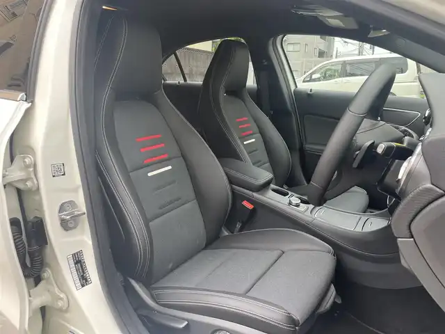 メルセデス・ベンツ Ａ１８０ AMG スタイル 東京都 2018(平30)年 0.1万km カルサイトホワイト 登録時走行距離492km/ワンオーナー/ターボ/純正HDDナビ/ (フルセグTV/Bluetooth/SD)/バックカメラ/ETC/ハーフレザーシート/前席シートヒーター/レーダーセーフティーパッケージ/・アクティブディスタンスアシストディストロニック(全自動再発進機能付)/・アクティブブレーキアシスト(歩行者/飛び出し検知機能付)/・アクティブブラインドスポットアシスト/・アクティブレーンキーピングアシスト/オートマチックハイビーム/横滑り防止装置/純正18インチアルミホイール/スマートキー/純正LEDヘッドライト/パドルシフト/純正フロアマット/カーテンエアバック/スペアキー1本/保証書/取扱説明書
