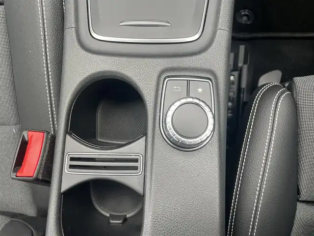 メルセデス・ベンツ Ａ１８０ AMG スタイル 東京都 2018(平30)年 0.1万km カルサイトホワイト 登録時走行距離492km/ワンオーナー/ターボ/純正HDDナビ/ (フルセグTV/Bluetooth/SD)/バックカメラ/ETC/ハーフレザーシート/前席シートヒーター/レーダーセーフティーパッケージ/・アクティブディスタンスアシストディストロニック(全自動再発進機能付)/・アクティブブレーキアシスト(歩行者/飛び出し検知機能付)/・アクティブブラインドスポットアシスト/・アクティブレーンキーピングアシスト/オートマチックハイビーム/横滑り防止装置/純正18インチアルミホイール/スマートキー/純正LEDヘッドライト/パドルシフト/純正フロアマット/カーテンエアバック/スペアキー1本/保証書/取扱説明書
