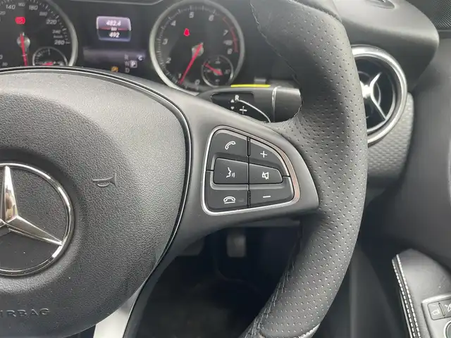 メルセデス・ベンツ Ａ１８０ AMG スタイル 東京都 2018(平30)年 0.1万km カルサイトホワイト 登録時走行距離492km/ワンオーナー/ターボ/純正HDDナビ/ (フルセグTV/Bluetooth/SD)/バックカメラ/ETC/ハーフレザーシート/前席シートヒーター/レーダーセーフティーパッケージ/・アクティブディスタンスアシストディストロニック(全自動再発進機能付)/・アクティブブレーキアシスト(歩行者/飛び出し検知機能付)/・アクティブブラインドスポットアシスト/・アクティブレーンキーピングアシスト/オートマチックハイビーム/横滑り防止装置/純正18インチアルミホイール/スマートキー/純正LEDヘッドライト/パドルシフト/純正フロアマット/カーテンエアバック/スペアキー1本/保証書/取扱説明書