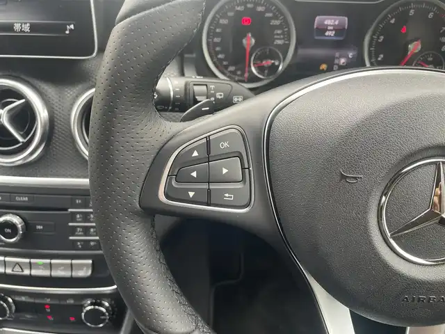 メルセデス・ベンツ Ａ１８０ AMG スタイル 東京都 2018(平30)年 0.1万km カルサイトホワイト 登録時走行距離492km/ワンオーナー/ターボ/純正HDDナビ/ (フルセグTV/Bluetooth/SD)/バックカメラ/ETC/ハーフレザーシート/前席シートヒーター/レーダーセーフティーパッケージ/・アクティブディスタンスアシストディストロニック(全自動再発進機能付)/・アクティブブレーキアシスト(歩行者/飛び出し検知機能付)/・アクティブブラインドスポットアシスト/・アクティブレーンキーピングアシスト/オートマチックハイビーム/横滑り防止装置/純正18インチアルミホイール/スマートキー/純正LEDヘッドライト/パドルシフト/純正フロアマット/カーテンエアバック/スペアキー1本/保証書/取扱説明書
