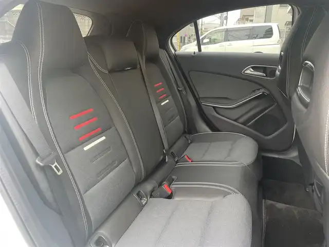 メルセデス・ベンツ Ａ１８０ AMG スタイル 東京都 2018(平30)年 0.1万km カルサイトホワイト 登録時走行距離492km/ワンオーナー/ターボ/純正HDDナビ/ (フルセグTV/Bluetooth/SD)/バックカメラ/ETC/ハーフレザーシート/前席シートヒーター/レーダーセーフティーパッケージ/・アクティブディスタンスアシストディストロニック(全自動再発進機能付)/・アクティブブレーキアシスト(歩行者/飛び出し検知機能付)/・アクティブブラインドスポットアシスト/・アクティブレーンキーピングアシスト/オートマチックハイビーム/横滑り防止装置/純正18インチアルミホイール/スマートキー/純正LEDヘッドライト/パドルシフト/純正フロアマット/カーテンエアバック/スペアキー1本/保証書/取扱説明書