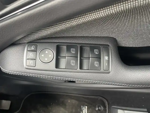 メルセデス・ベンツ Ａ１８０ AMG スタイル 東京都 2018(平30)年 0.1万km カルサイトホワイト 登録時走行距離492km/ワンオーナー/ターボ/純正HDDナビ/ (フルセグTV/Bluetooth/SD)/バックカメラ/ETC/ハーフレザーシート/前席シートヒーター/レーダーセーフティーパッケージ/・アクティブディスタンスアシストディストロニック(全自動再発進機能付)/・アクティブブレーキアシスト(歩行者/飛び出し検知機能付)/・アクティブブラインドスポットアシスト/・アクティブレーンキーピングアシスト/オートマチックハイビーム/横滑り防止装置/純正18インチアルミホイール/スマートキー/純正LEDヘッドライト/パドルシフト/純正フロアマット/カーテンエアバック/スペアキー1本/保証書/取扱説明書