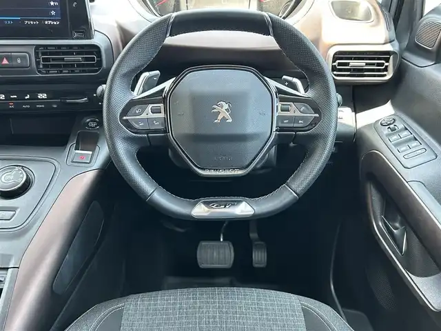 プジョー プジョー リフター ロングGT 福岡県 2023(令5)年 1.2万km ペルラネラブラック ワンオーナー/純正ディスプレイオーディオ/　(AM/FM)/バックモニター/パノラミックビジョン/運転装置/・アクティブセーフティブレーキ/・エマージェンシーブレーキ/・インテリジェントエマージェンシーブレーキアシスト/・インテリジェントハイビーム/・パーキングセンサー/・ブラインドスポットモニターアインインフォメーション/・アクティブクルーズコントロール/・トラフィック/・ドライバーアテンションアラート/・オートライト/・横滑り防止装置/・レーンキープアシスト/グリップコントロール/ヒルディセントコントロール/タイヤ空気圧警告/ストップ＆スタート/純正17インチアルミホイール/360度ドライブレコーダー【HDR361GW】/パドルシフト/選択式還元触媒システム/ディーゼルパティキュレートフィルター/プッシュスタート/純正ラバーマット/電格ウィンカーミラー/スペアキー×１/保証書/取扱説明書